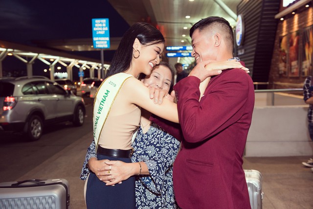 Kiều Loan tự tin catwalk giữa sân bay trước giờ lên đường thi Miss Grand International - Ảnh 4.