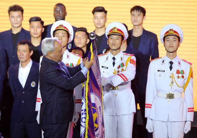 CLB Hà Nội nhận Huân chương lao động Hạng Ba - Ảnh 2.
