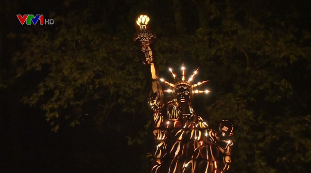 Đặc sắc lễ hội thắp đèn bí ngô lớn nhất tại Mỹ dịp Halloween - Ảnh 3.