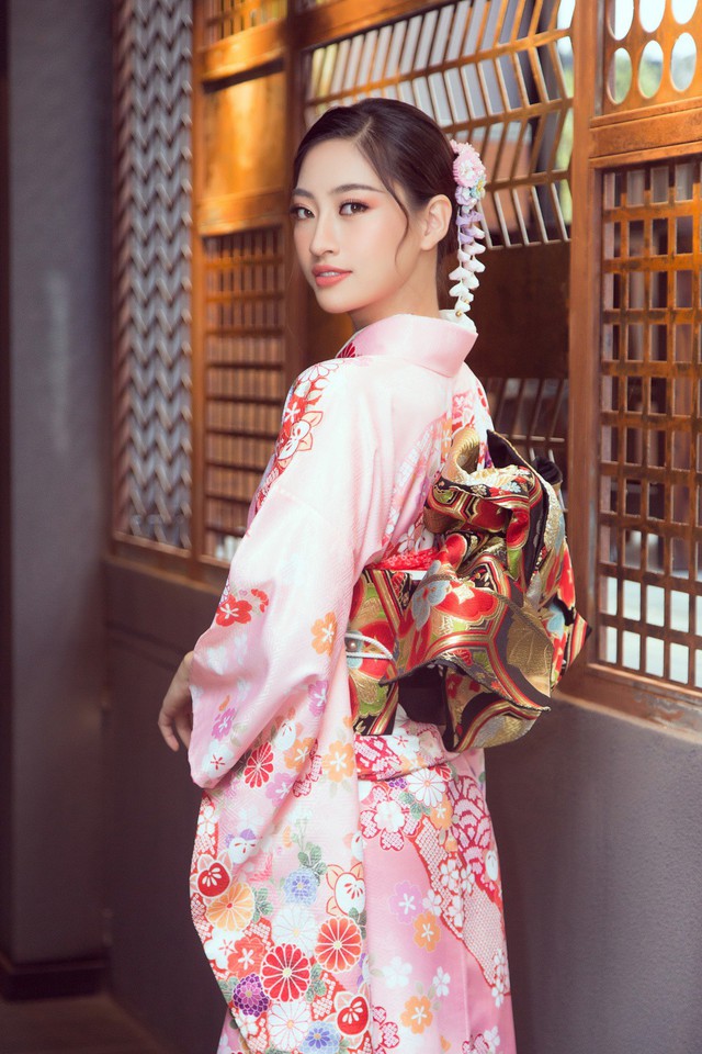 Hoa hậu Lương Thùy Linh - Á hậu Tường San diện kimono đọ sắc - Ảnh 10.