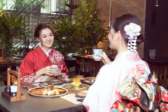 Hoa hậu Lương Thùy Linh - Á hậu Tường San diện kimono đọ sắc - Ảnh 11.