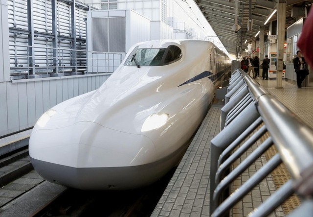 Nhật Bản ra mắt tàu shinkansen mới, có thể chạy dù mất điện - Ảnh 1.