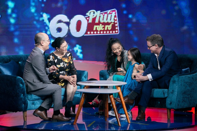 Đoan Trang lần đầu biểu diễn cùng con gái trong chương trình 60 phút rực rỡ - Ảnh 2.