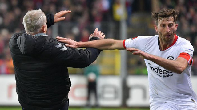 Hy hữu: Đốn ngã HLV đối thủ, cầu thủ Bundesliga nhận thẻ đỏ trực tiếp! - Ảnh 1.