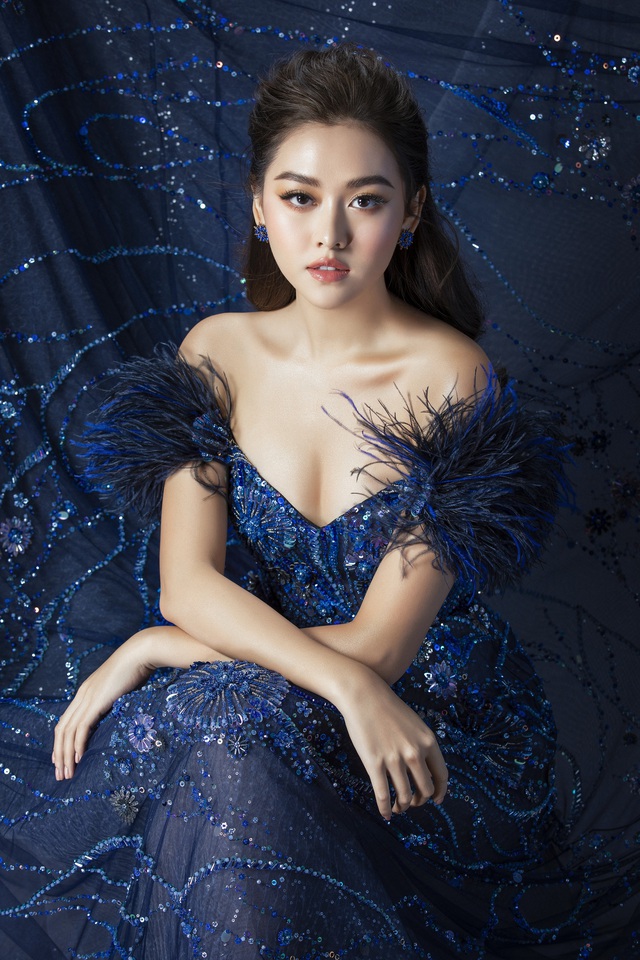 Tường San tung bộ ảnh gợi cảm với đầm dạ hội trước thềm Chung kết Miss International 2019 - Ảnh 4.