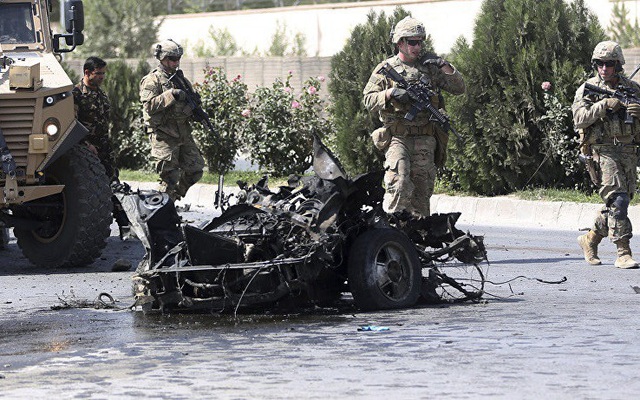 Đoàn xe quân sự Mỹ bất ngờ bị tấn công liều chết ở Afghanistan - Ảnh 1.