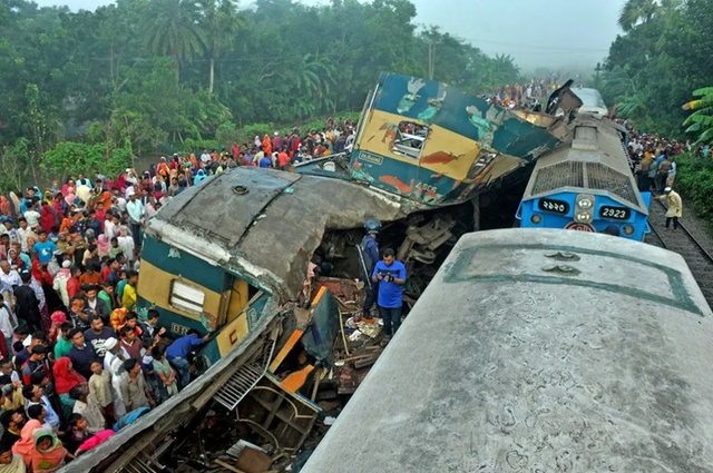 Tai nạn tàu hỏa tại Bangladesh, hàng chục người thương vong - Ảnh 1.