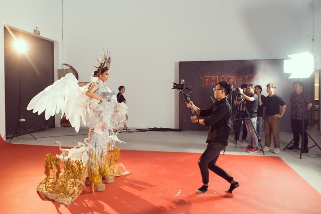 Hé lộ 3 bộ trang phục dân tộc Hoàng Thùy chọn đi thi Hoa hậu Hoàn vũ 2019 - Ảnh 6.