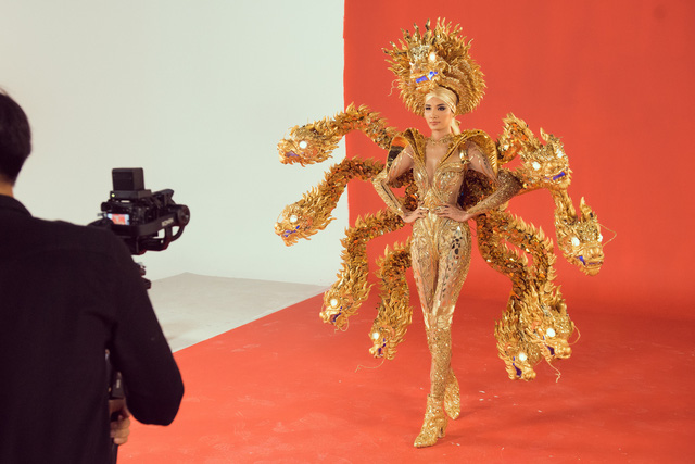 Cận cảnh trang phục truyền thống khủng của Hoàng Thùy tại Miss Universe 2019 - Ảnh 10.
