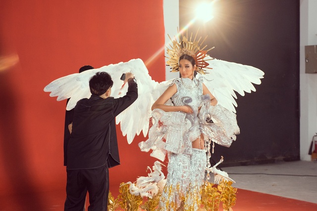 Cận cảnh trang phục truyền thống khủng của Hoàng Thùy tại Miss Universe 2019 - Ảnh 3.