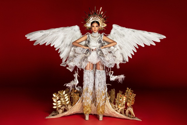 Cận cảnh trang phục truyền thống khủng của Hoàng Thùy tại Miss Universe 2019 - Ảnh 2.