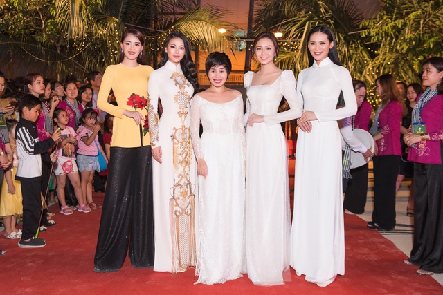 Hoa hậu Phương Khánh diện áo dài nền nã dự khai mạc Lễ hội Dừa Bến Tre 2019 - Ảnh 8.