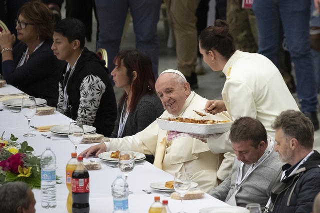 Giáo hoàng chiêu đãi bữa trưa cho 1.500 người nghèo - Ảnh 1.