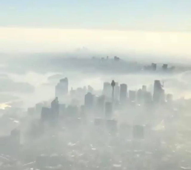 Thành phố Sydney tràn ngập trong biển khói do ảnh hưởng của cháy rừng - Ảnh 2.