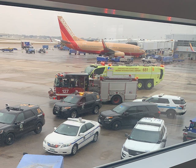 Balô bốc khói khiến hành khách phải sơ tán khỏi máy bay - Ảnh 1.