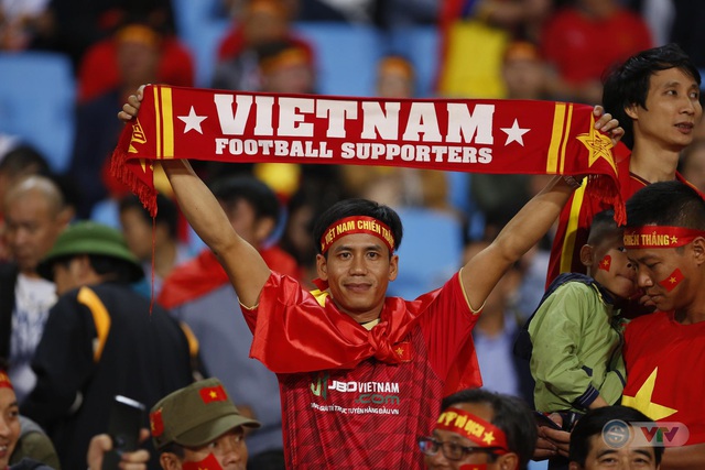 ẢNH: Rực rỡ sắc màu CĐV trên khán đài sân Mỹ Đình trận ĐT Việt Nam - ĐT Thái Lan - Ảnh 11.