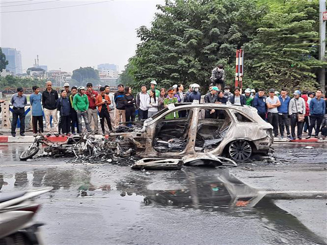 Hà Nội: Tông 2 xe máy và 1 xe đạp điện, xe Mercedes bốc cháy, 1 người tử vong - Ảnh 1.