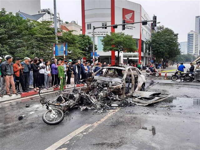 Hà Nội: Tông 2 xe máy và 1 xe đạp điện, xe Mercedes bốc cháy, 1 người tử vong - Ảnh 2.