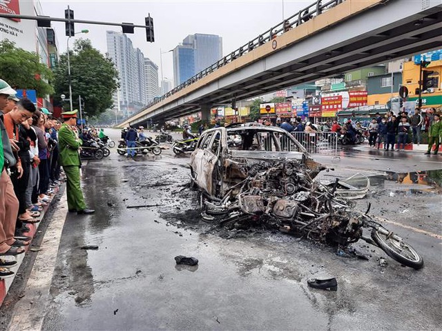 Hà Nội: Tông 2 xe máy và 1 xe đạp điện, xe Mercedes bốc cháy, 1 người tử vong - Ảnh 3.