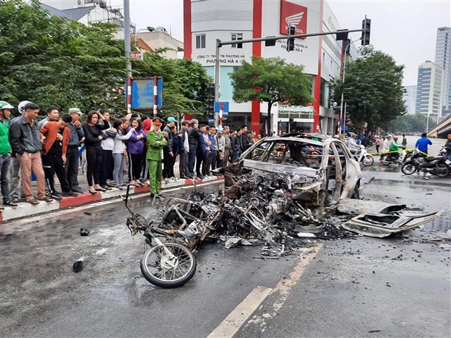 Hà Nội: Tông 2 xe máy và 1 xe đạp điện, xe Mercedes bốc cháy, 1 người tử vong - Ảnh 4.