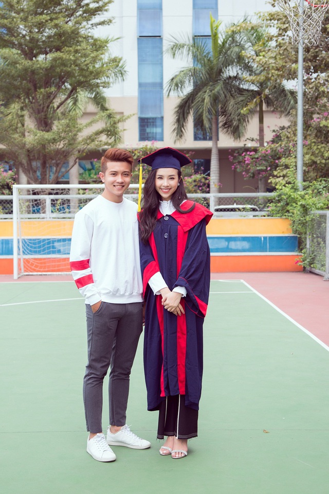 Á hậu Thúy An khoe mẹ trẻ đẹp, em trai soái ca trong lễ tốt nghiệp đại học - Ảnh 3.