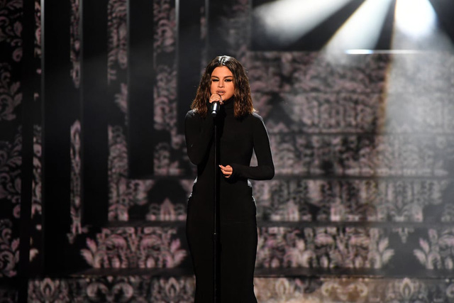 AMAs 2019: Mở màn lễ trao giải, Selena Gomez gây thất vọng - Ảnh 1.
