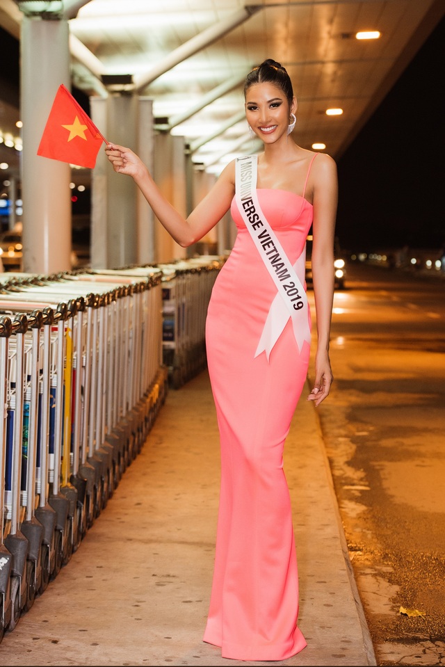 Hoàng Thùy diện đầm tự thiết kế lên đường thi Hoa hậu Hoàn vũ 2019 - Ảnh 1.
