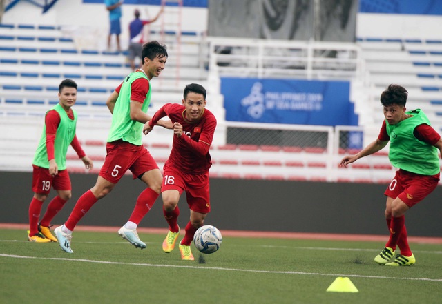 Quang Hải, Hùng Dũng ra sân tập, sẵn sàng thi đấu với U22 Lào - Ảnh 10.