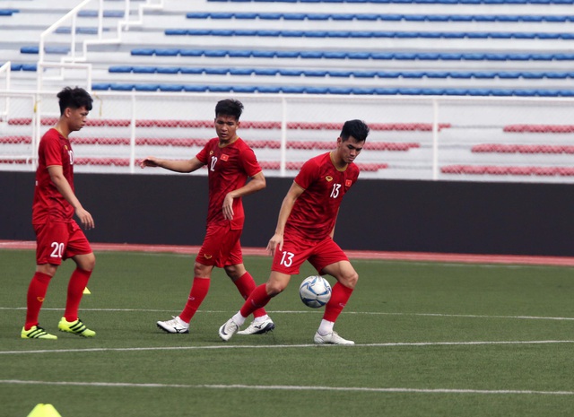 Quang Hải, Hùng Dũng ra sân tập, sẵn sàng thi đấu với U22 Lào - Ảnh 4.