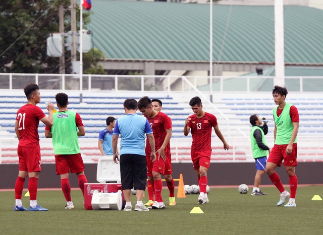 Quang Hải, Hùng Dũng ra sân tập, sẵn sàng thi đấu với U22 Lào - Ảnh 6.