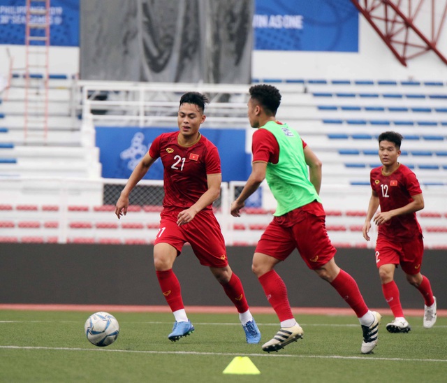 Quang Hải, Hùng Dũng ra sân tập, sẵn sàng thi đấu với U22 Lào - Ảnh 8.