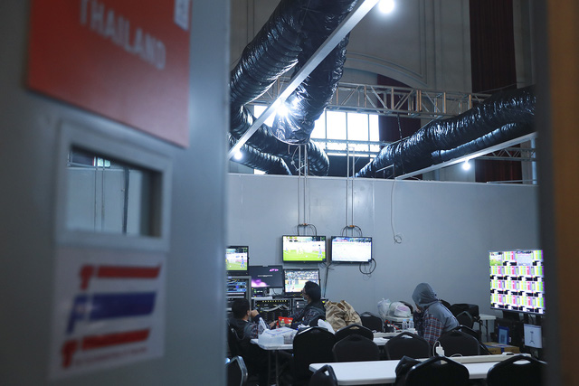Phóng viên Việt Nam và Thái Lan tại IBC theo dõi bóng đá như thế nào? - Ảnh 5.