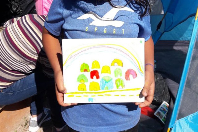 Những bức vẽ ám ảnh của trẻ em tị nạn ở biên giới nước Mỹ - Ảnh 8.