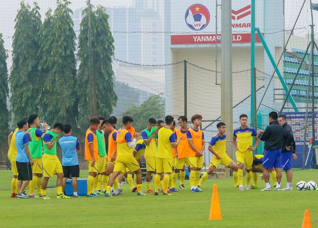 U20 Việt Nam tập buổi đầu tiên chuẩn bị cho giải giao hữu quốc tế - Ảnh 1.