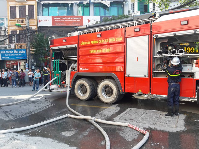 Hà Nội: Dập tắt đám cháy ở căn nhà 8 tầng phố Trung Kính - Ảnh 2.