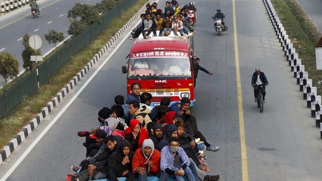Xe bus rơi xuống sông tại Nepal,  ít nhất 17 người thiệt mạng - Ảnh 1.