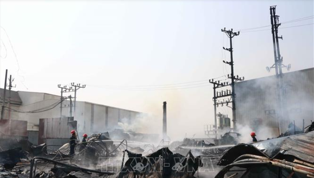 Cháy lớn tại xưởng phế liệu ở Bắc Ninh - Ảnh 2.