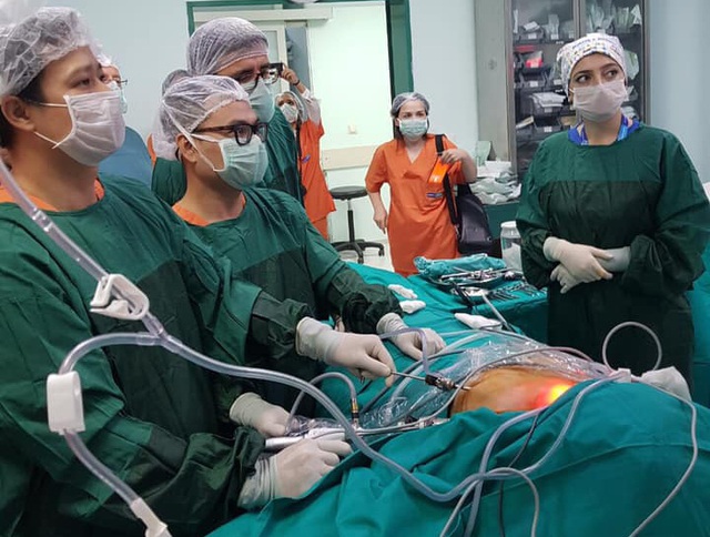 Mổ trình diễn kỹ thuật nội soi tuyến giáp Dr Luong cho hơn 40 bác sĩ nước ngoài - Ảnh 1.