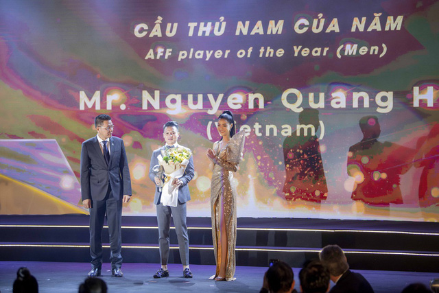 AFF Awards 2019: Tiểu Vy selfie cùng Đặng Văn Lâm, Đỗ Mỹ Linh khoe sắc bên dàn cầu thủ - Ảnh 5.