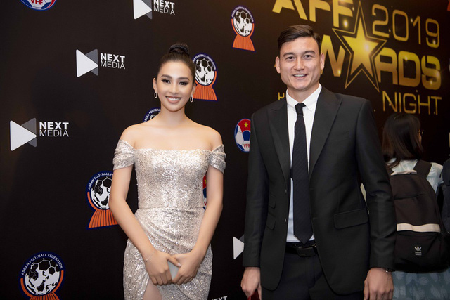 AFF Awards 2019: Tiểu Vy selfie cùng Đặng Văn Lâm, Đỗ Mỹ Linh khoe sắc bên dàn cầu thủ - Ảnh 3.