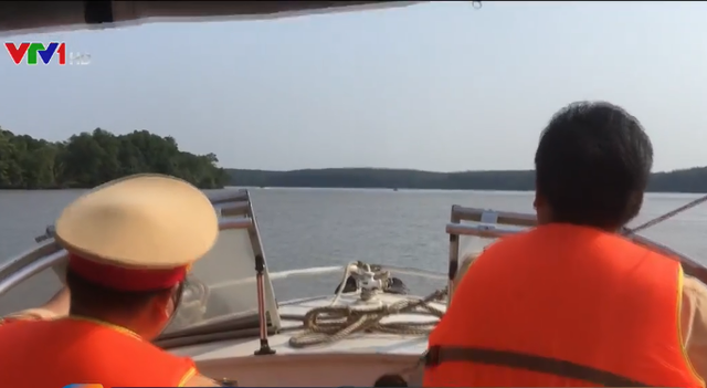 3 thợ lặn mất tích khi trục vớt container chìm trên sông Lòng Tàu - Ảnh 2.