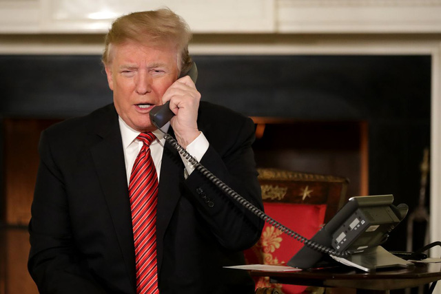 Những tranh cãi xung quanh chiếc điện thoại của Tổng thống Mỹ Donald Trump - Ảnh 1.