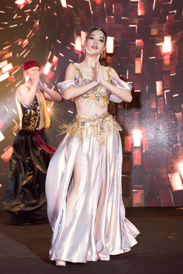 Á hậu Kiều Loan trình diễn như ca sĩ thực thụ trên sân khấu Dubai - Ảnh 8.