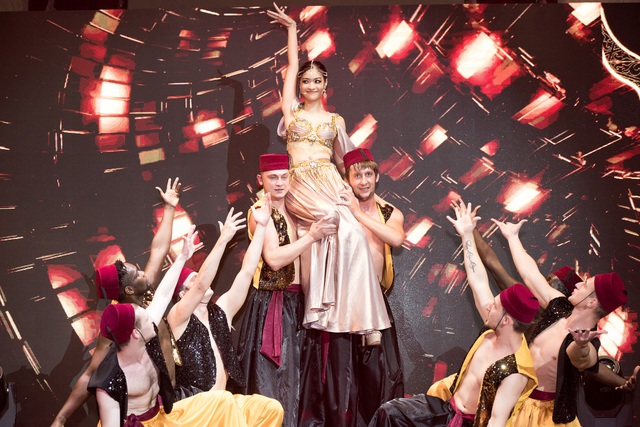 Á hậu Kiều Loan trình diễn như ca sĩ thực thụ trên sân khấu Dubai - Ảnh 9.