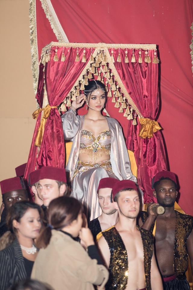 Á hậu Kiều Loan trình diễn như ca sĩ thực thụ trên sân khấu Dubai - Ảnh 13.