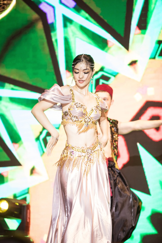 Á hậu Kiều Loan trình diễn như ca sĩ thực thụ trên sân khấu Dubai - Ảnh 5.