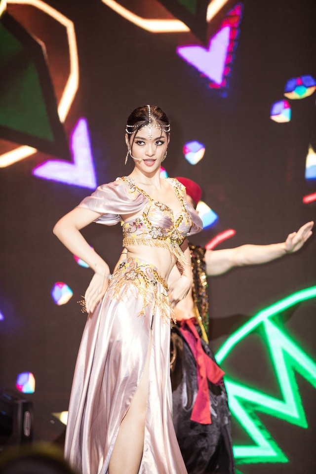 Á hậu Kiều Loan trình diễn như ca sĩ thực thụ trên sân khấu Dubai - Ảnh 2.