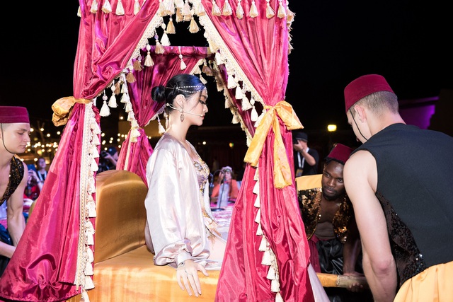 Á hậu Kiều Loan trình diễn như ca sĩ thực thụ trên sân khấu Dubai - Ảnh 1.