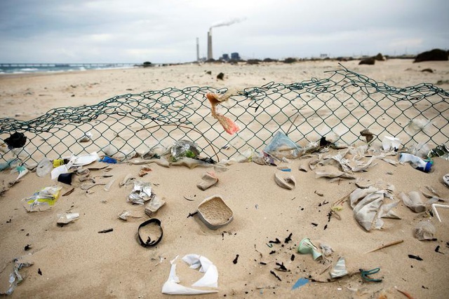 Israel cấm đồ nhựa dùng một lần tại bãi biển - Ảnh 1.