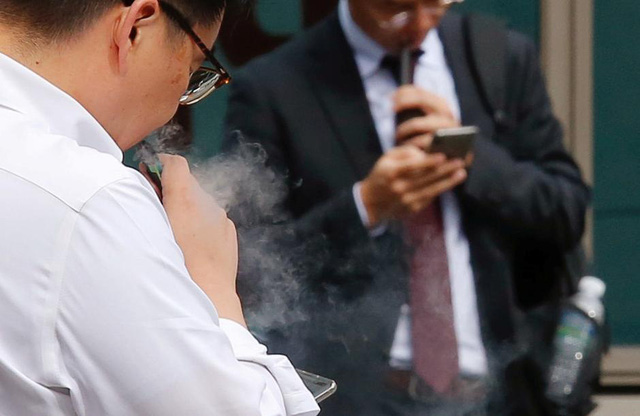 Hàn Quốc công bố hoạt chất nghi gây tổn thương phổi trong thuốc lá điện tử - Ảnh 1.